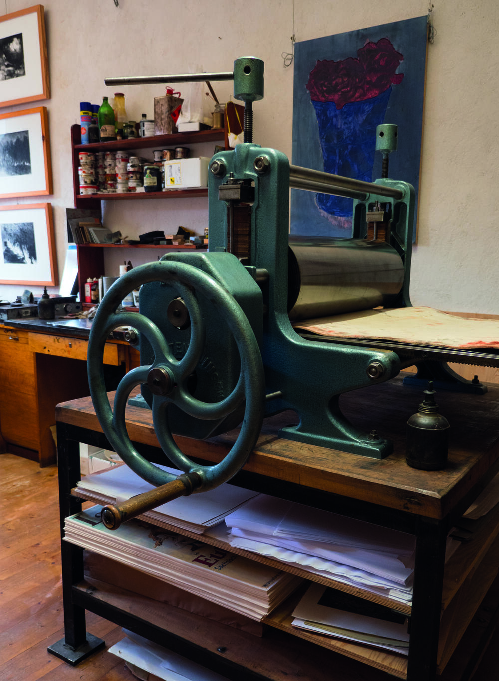 Eine Druckgrafikpresse in der Werkstatt von Andreas Rudloff